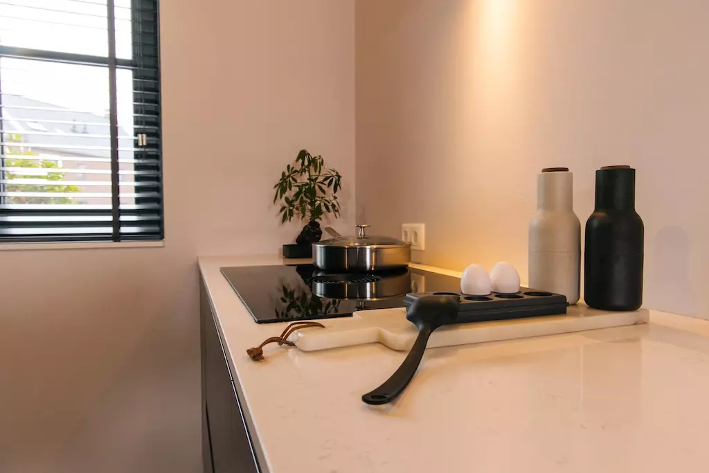 Stucen in de keuken boven het aanrecht. aangebracht door Uwstukadoors.nl